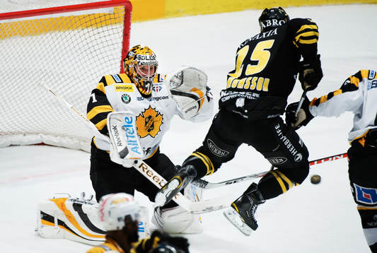 Rastislav Pavlikovsky, AIK, hoppar framför Andreas