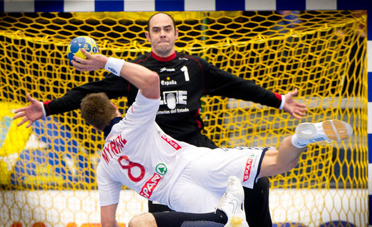 Bjarne Myrhol, Norge, Jose Javier Hombrandos, målvakt,