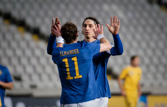 Zlatan Ibrahimovic och Johan Elmander kramas om
