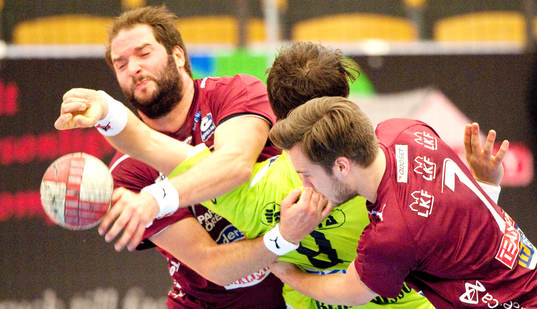 Kim Johansson och Joakim Bååk, Lugi, tar hand om en