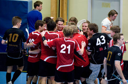 2-0, 2-målsskytten Mattias Andersson syns mitt i klungan