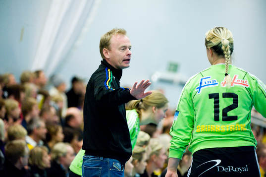Cecilia Grubbström får instruktioner av Magnus Johansson,