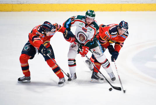 Toni Koivisto, Frölunda, uppvaktas hårt av John Norman