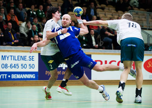 Björn Iveland, Alingsås, tar sig igenom hammarbyförsvaret