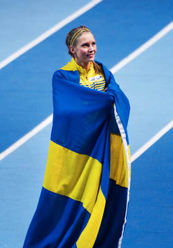 Ebba Jungmark, Sverige, är invirad i en svensk flagga