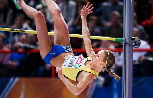 Ebba Jungmark, Sverige, klarar 1,96m och tar nytt