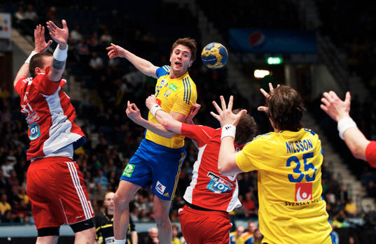 Jonas Larholm, Sverige, passar bollen