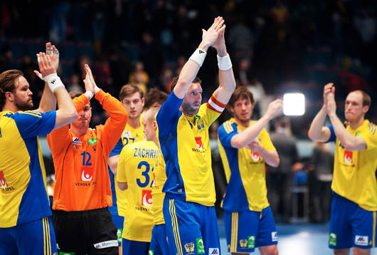 Tobias Karlsson, Sverige, och andra spelare tackar publiken
