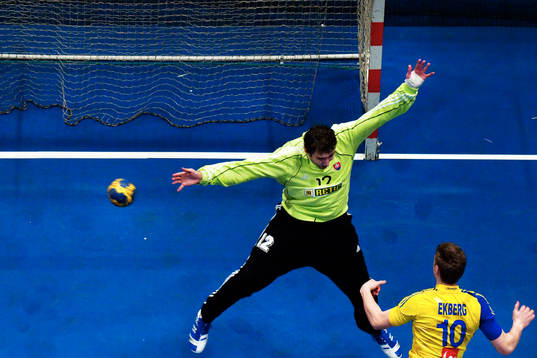Niclas Ekberg, Sverige, gör ett mål mot Richard Stochl,