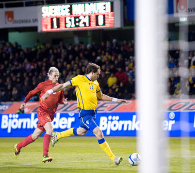 Johan Elmander, Sverige, skjuter jagad av Petru Racu,