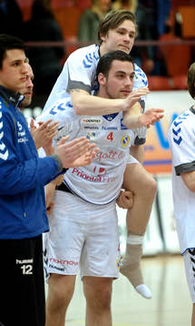 Mario Lipovac bär en skadad Martin Adolfsson