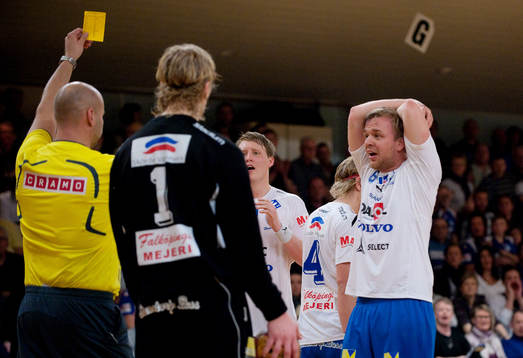 Johan Elf, Skövde, får gult kort