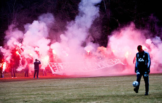 Många supportrar på plats, bengaler, tifo. Bengalisk eld