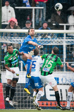Abbas Hassan, målvakt Norrköping rensar undan bollen