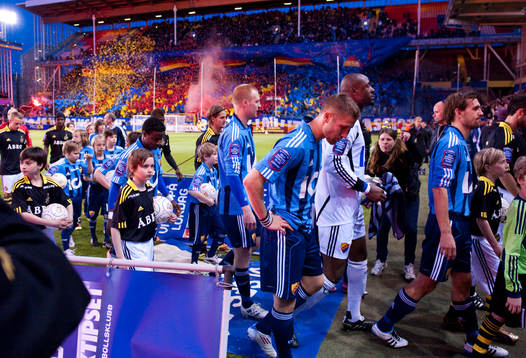 Spelarna lämnar planen direkt pg.a. bengaler och smällare