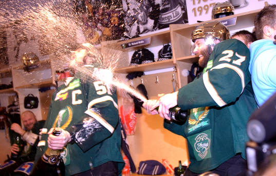 Emil Kåberg sprutar champagne på Rickard Wallin,