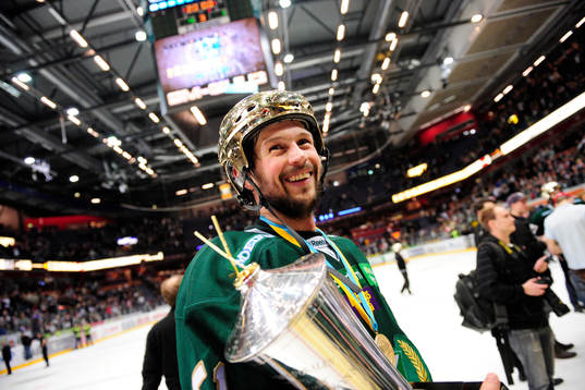 Rickard Wallin med pokal. SM-Guld, guld, Svenska Mästare