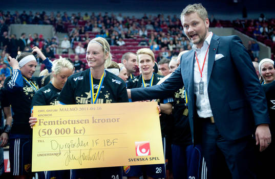 Hermine Dahlerus, Djurgården tar emot en check från