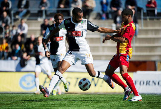 Rene Makondele, Häcken, håller undan Yussuf Saleh,