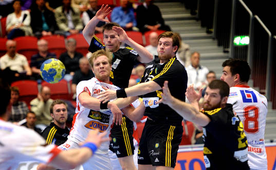 Gunnar Steinn Jonsson, Drott, stoppas av Tobias Johansson,