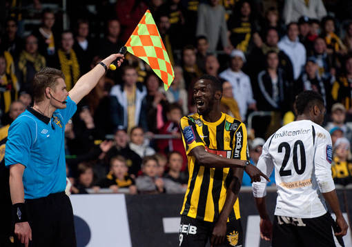 Diho Williams, Häcken, har synpunkter på linjedomaren.
