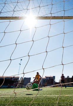 Josefine Öqvist, Tyresö, gör 2-0 bakom Stephanie Labbé,
