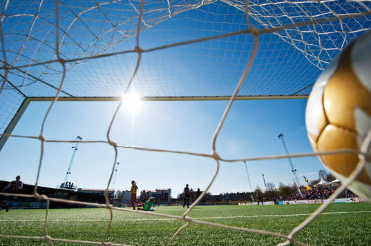 Josefine Öqvist, Tyresö, gör 2-0 bakom Stephanie Labbé,