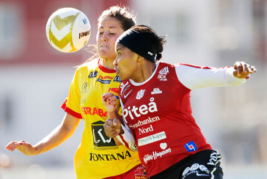 Madeleine Edlund, Tyresö, i en duell med Ulunma Jerome,