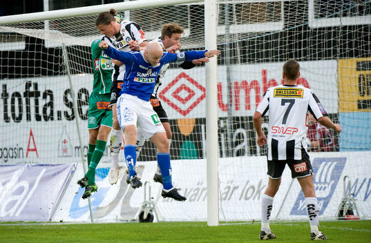 Här ramlar 1-0 bollen in. Ari Freyr Skulason, Sundsvall