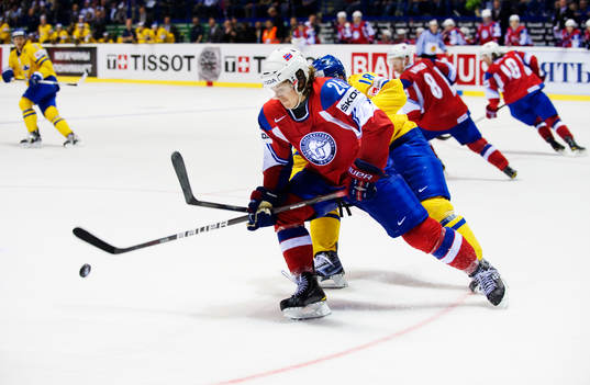 Kristian Forsberg, Norge, kontrollerar pucken