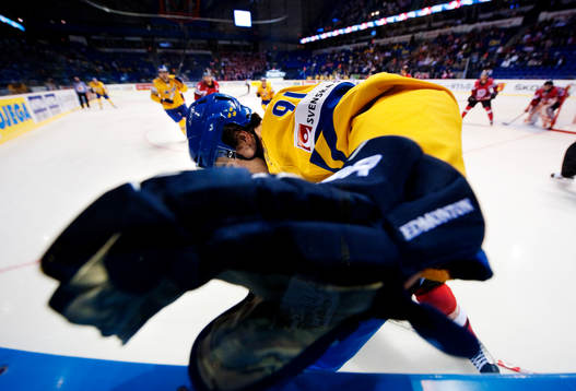 Magnus Pääjärvi, Sverige, trycker till mot sargen