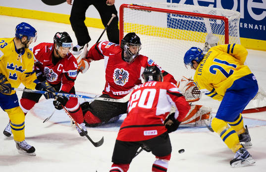 Loui Eriksson, Sverige, oroar framför Fabian Weinhandl,