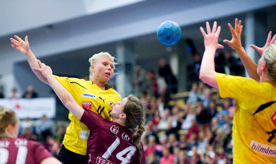 Ida Kellokoski-Adamsson, Eslöv, spelar fram en lagkamrat