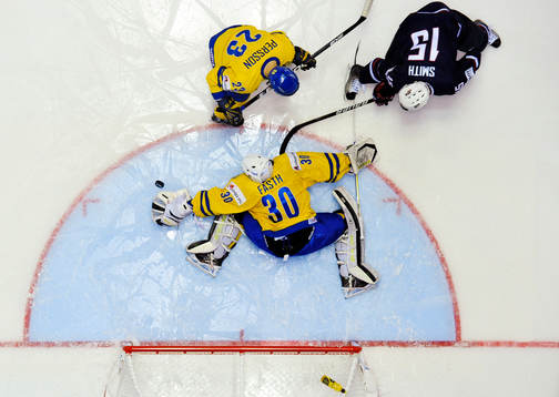 Viktor Fasth, målvakt, Sverige, räddar ett skott från