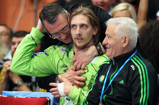 Thomas Forsberg, målvakt, kramas om av Jerry Hallbäck,