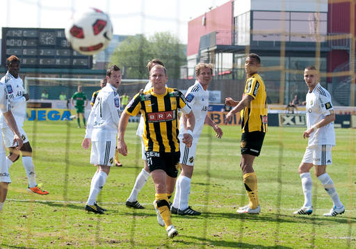 Rene Makondele, Häcken, gör 1-0, Jonas Henriksson ser på