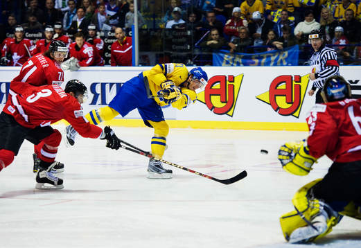 Loui Eriksson, Sverige, skjuter mot mål