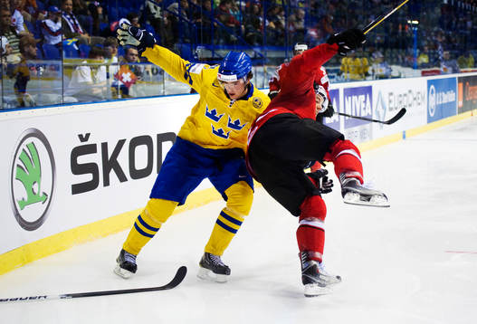 Magnus Pääjärvi, Sverige, håller i Matthias Bieber,