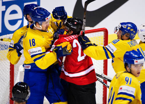 Patrik Berglund, Sverige, bråkar med Victor Stancescu,