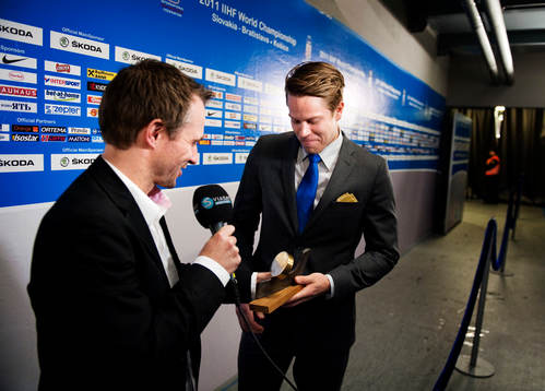 Magnus Nyström, Expressen, delar ut Guldpucken 2011 till
