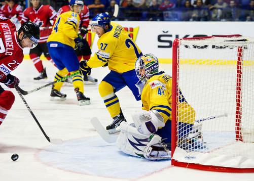 Alex Pietrangelo, Kanada, oroar framför Erik Ersberg,