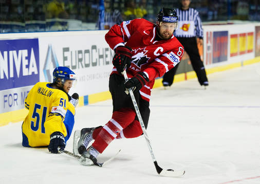 Rick Nash, Kanada, snurrar bort Rickard Wallin, Sverige