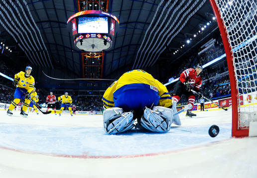James Neal, Kanada, skjuter in 1-0 bakom Erik Ersberg,