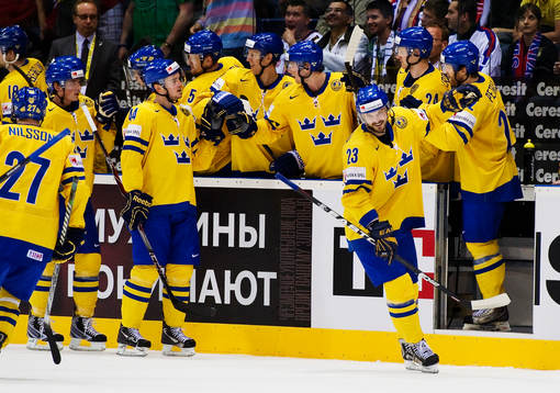 Niklas Persson, Sverige, gratuleras till sitt 3-1-mål