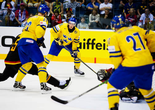 Loui Eriksson, Sverige, kontrollerar pucken i powerplay
