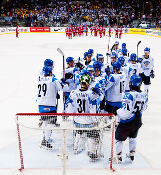 De finska spelarna kramar om Petri Vehanen, målvakt,