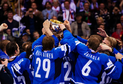 De finska spelarna höjer VM-pokalen. Jubel, glädje,
