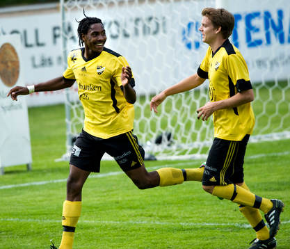 Ayanda Nkili och Johan Birgersson, IFK Hässleholm, jublar
