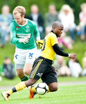 Oskar Olsson, Hässleholms IF, drar tröjan av Tokelo