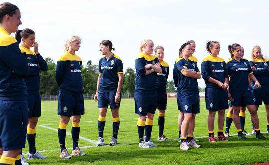 Tjejerna lyssnar på genomgången